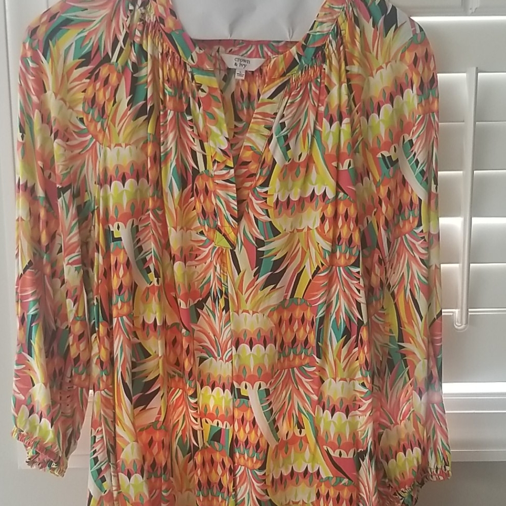 Beautiful crown&Ivy shirt